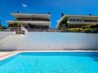 Casa adossada  Joan maragall. Bonita casa adosasa en urb.poal con jardín, terrazas y piscina c