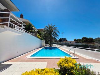 Casa adossada  Joan maragall. Bonita casa adosasa en urb.poal con jard�n, terrazas y piscina c