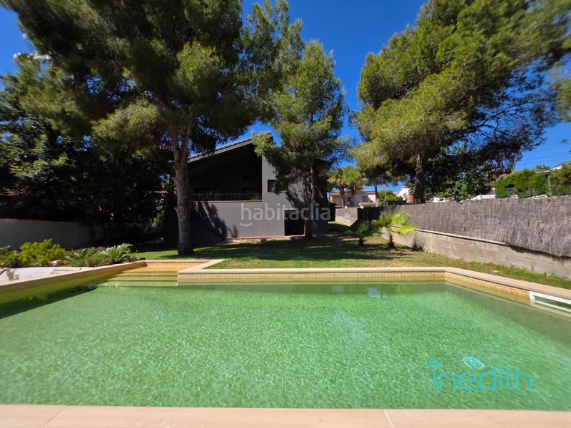 Foto a74af0cf-5c1b-4a32-818a-a4478181e5a3. Xalet amb calefacció aparcament piscina a Cunit residencial Cunit