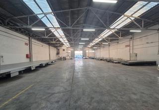Lloguer Nau industrial a Carrer dels traginers 9. Edificio de oficinas y naves en p.i vara de quart