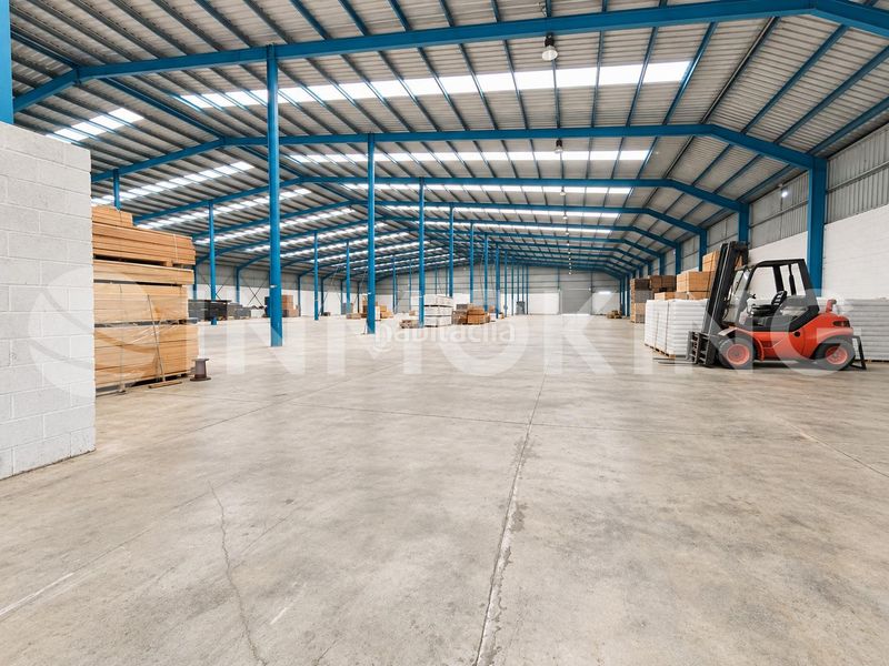 Foto f6d43acb-d1e7-45f6-b4c5-05d7747596b6. Rent industrial building in Torija