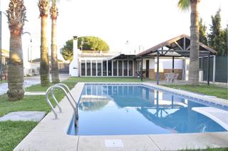 Casa a Caballero Bonald-S. José Obrero-Guadalcacín. Magnífica casa con jardines y piscina en la zona norte