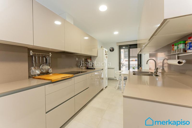 Foto e66987f5-d6bd-41c0-a60e-5d8a3628123c. Pis amb aparcament a Vilamarina Viladecans