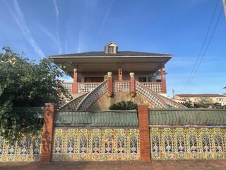 Chalet en Creixell. Casa individual en creixell de 852 m2 de terreno con piscina