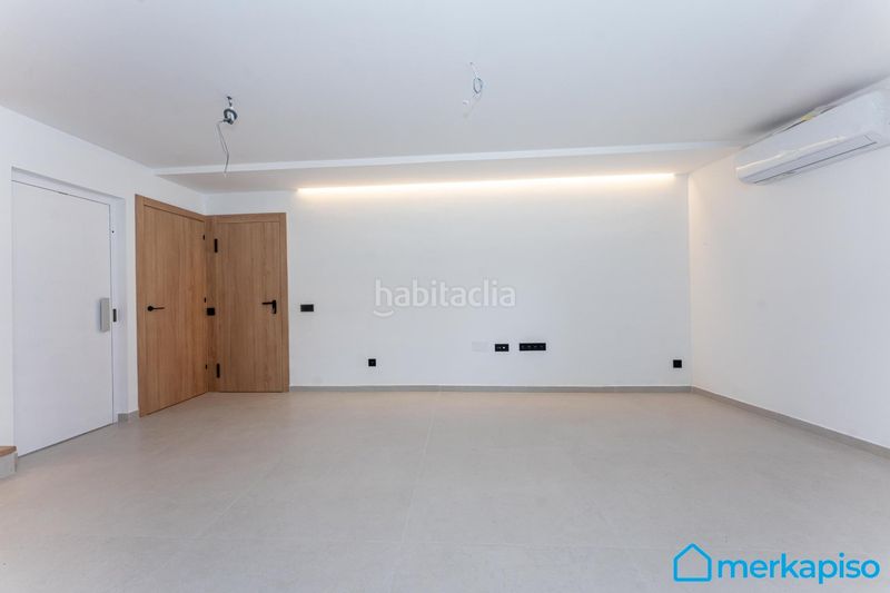 Foto 490e08a4-afe6-4e97-a978-670f7f932703. Casa adossada amb calefacció aparcament a Centre Viladecans