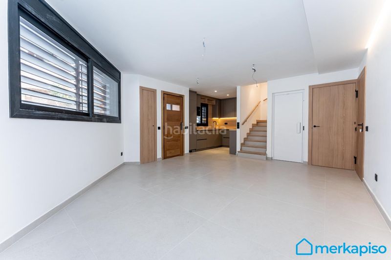 Foto b86d8714-a750-4e9f-8cb3-b1566822d8ea. Casa adossada amb calefacció aparcament a Centre Viladecans