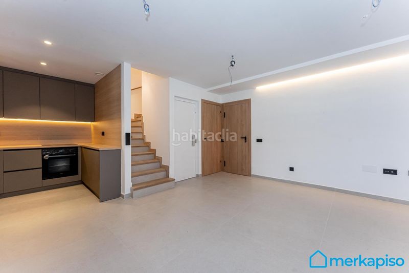 Foto c0f92cbc-11c0-431b-995d-f1b4cb2e7242. Casa adossada amb calefacció aparcament a Centre Viladecans