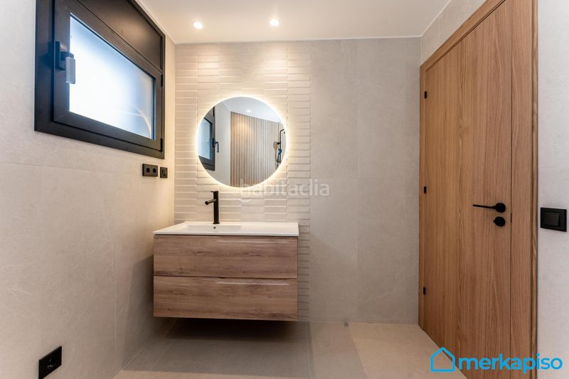Foto cb4ae630-7942-47e8-a123-92aaf1ae5eba. Casa adossada amb calefacció aparcament a Centre Viladecans