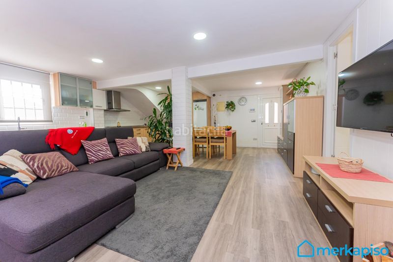 Foto a02f2919-1044-4293-b77b-ef7ff054d0d7. Casa amb aparcament piscina a Torrent Ballester Viladecans