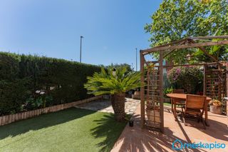 Casa adosada en Torrent Ballester. Casa esquinera  en zona inmejorable en viladecans