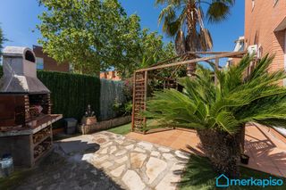 Maison jumelée à Torrent Ballester. Casa esquinera  en zona inmejorable en viladecans