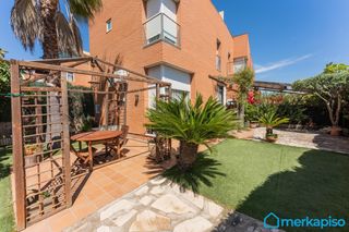 Reihenhaus in Torrent Ballester. Casa esquinera  en zona inmejorable en viladecans
