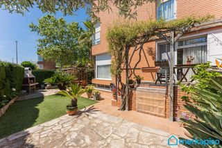 Semi detached house in Torrent Ballester. Casa esquinera  en zona inmejorable en viladecans