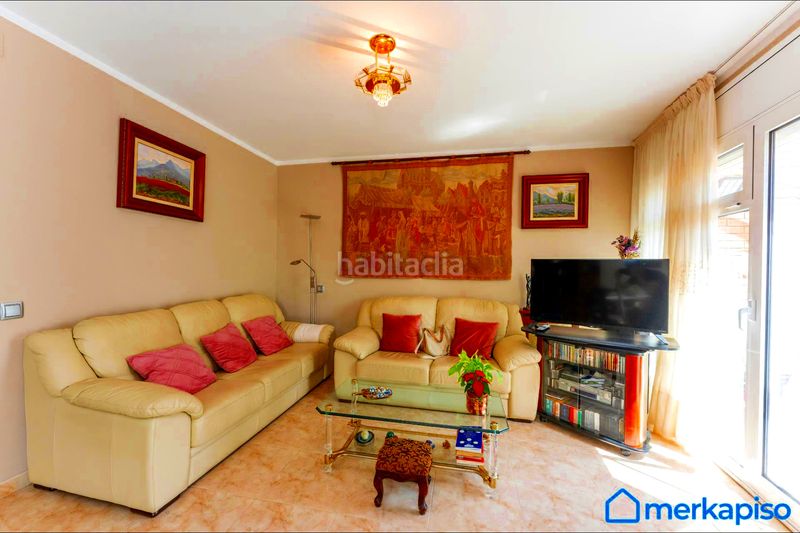 Foto 6225c407-1019-46dd-aa06-a0e65174bd86. Casa adossada amb calefacció aparcament a Torrent Ballester Viladecans