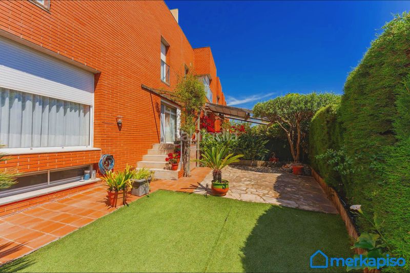 Foto da7547c0-2319-411e-8e7e-adb0ef9422bc. Casa adossada amb calefacció aparcament a Torrent Ballester Viladecans