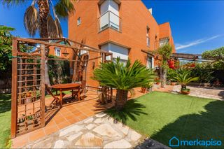 Casa adossada a Torrent Ballester. Casa esquinera viladecans ,con un amplio garaje y jardin .cerca