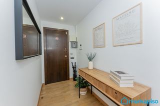 Pis a Centre. Vivienda exterior reformada con amplio balc�n en lhospitalet de
