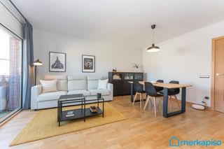Pis a Centre. Vivienda exterior reformada con amplio balcón en lhospitalet de