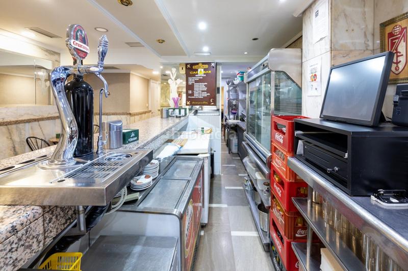 Foto 2372e0b0-21a7-455c-a6b5-e8656aa3bc50. Locale commerciale in avenida avenida de madrid 21 in Granada