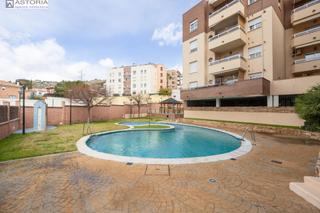 Piso  Calle de doana. Estupendo piso con garaje y piscina en lancha de cenes.