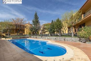 Pis  Calle encantado. Pisazo con terraza y residencial con piscina en ogijares!