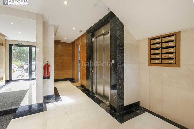 Foto 0f0b31cf-c595-40db-b13d-fcc7b62251f4. Piso tu nuevo hogar te espera! piso de ensueño con terraza, piscina y listo para entrar a vivir. en Granada