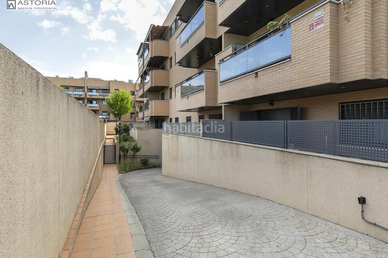 Foto 239bbdf4-cb1e-4574-a046-c5e4b97fc1e8. Piso tu nuevo hogar te espera! piso de ensueño con terraza, piscina y listo para entrar a vivir. en Granada