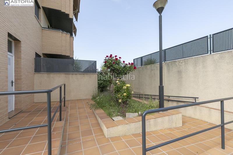 Foto 2c5f557b-d45b-4b86-824b-9804d7e82875. Piso tu nuevo hogar te espera! piso de ensueño con terraza, piscina y listo para entrar a vivir. en Granada