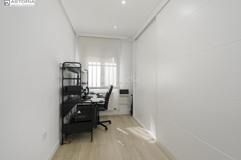 Foto b3921068-beec-4782-8e84-4a5d7b6a5da0. Piso tu nuevo hogar te espera! piso de ensueño con terraza, piscina y listo para entrar a vivir. en Granada