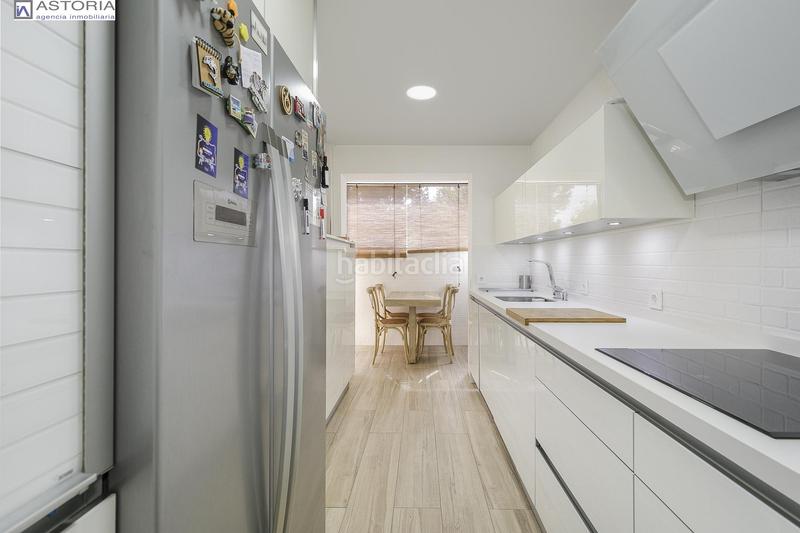 Foto d6a92ed0-9e5c-4de4-91fd-5d68d9fdef00. Piso tu nuevo hogar te espera! piso de ensueño con terraza, piscina y listo para entrar a vivir. en Granada