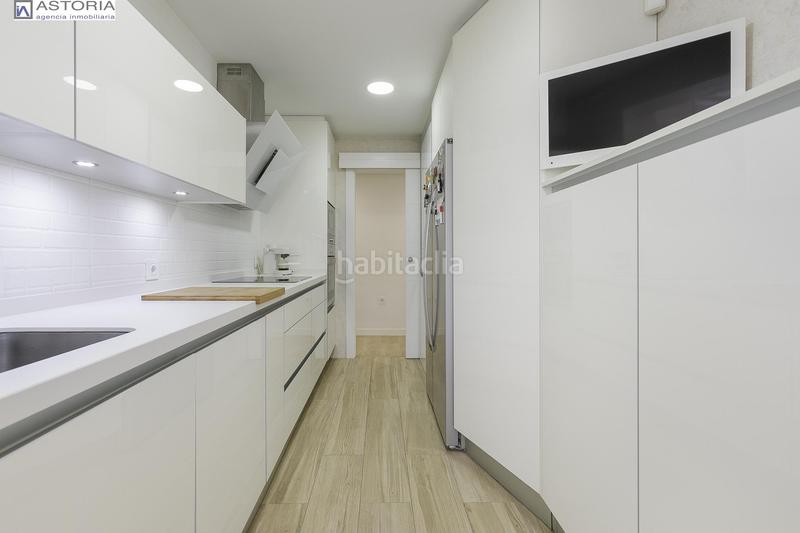 Foto ea57801e-1fb2-4f8c-bbf3-b0238176dee1. Piso tu nuevo hogar te espera! piso de ensueño con terraza, piscina y listo para entrar a vivir. en Granada