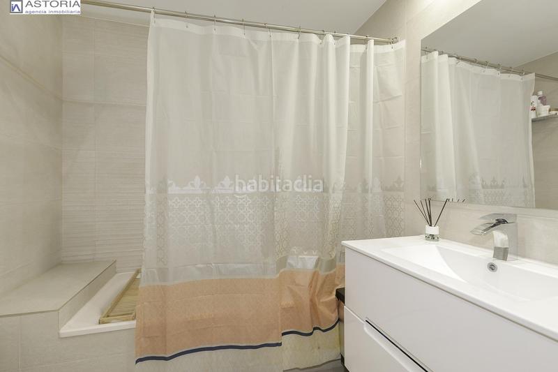 Foto f233c047-f42d-4d7d-b92c-348766a4b87f. Piso tu nuevo hogar te espera! piso de ensueño con terraza, piscina y listo para entrar a vivir. en Granada