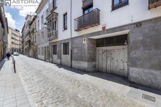 Aparcament cotxe a Nueva del santisimo 15. Garaje mas trastero junto gran via
