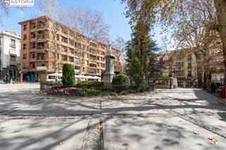 Parking coche en Calle san jacinto 5. Dos plazas de garaje en zona carrera de la virgen