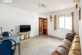 Piso en Calle santa adela 48. Se vende piso en el zaidin