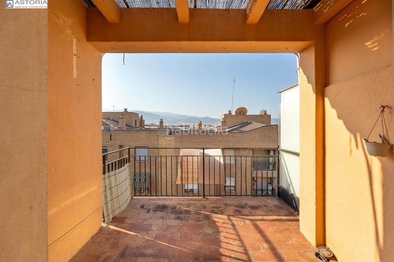 Foto 22d62a98-bab4-4550-9b7e-a4d8ac6fde4d. Ático  con terraza y vistas en el corazón barrio figares en Granada