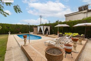 Casa a Calle de cuesta de las lágrimas 1. Chalet con piscina en urbanización suspiro del moro