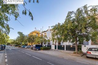 Casa adossada  Calle cristóbal de morales 119. Magnífica casa adosada en zona estación de autobuses con piscina