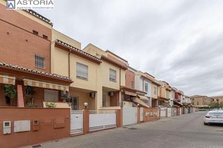 Casa adossada  Calle de la corbeta. Fantástica casa adosada junto a barrio periodistas ideal para vi