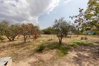 Bauernhof in Peligros. Encantadora parcela rústica con casa y pozo en caserío de fonsec