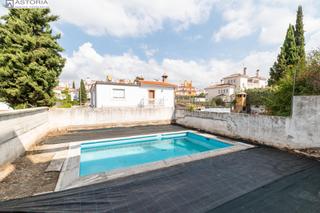 Maison jumelée à Calle jupiter ur.monteluz 17. Chalet pareado en monteluz