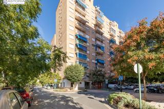 Pis a Calle el charcon 104. Luminoso piso en esquina con vistas despejadas en carretera de l