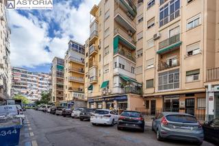 Pis a Calle ángel barrios 5. Semiático junto al parque garcía lorca vive o invierte en una de