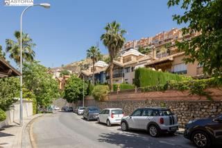 Dúplex a Calle del pino 67. Ático con terraza, piscina y garaje en la bermejana  granada