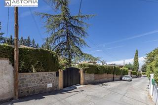 Chalet  Calle goya. Casa con terreno y piscina  en la zubia