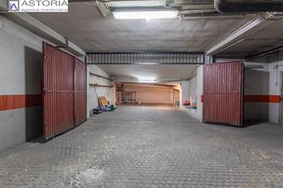 Parking coche en Calle calle doctor jaime garcía royo, 2 2. Gran cochera cerrada en el centro de granada