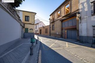 Autoparkplatz in Calle molinos 82. Barrio del realejo. sacamos a la venta dos plazas de garaje para