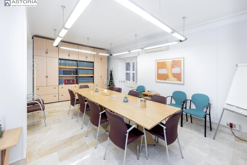 Foto 094950b7-3f86-4bc3-9b32-a9fdcb260950. Piso gran vivienda en plaza los campos 7 habitaciones en Granada