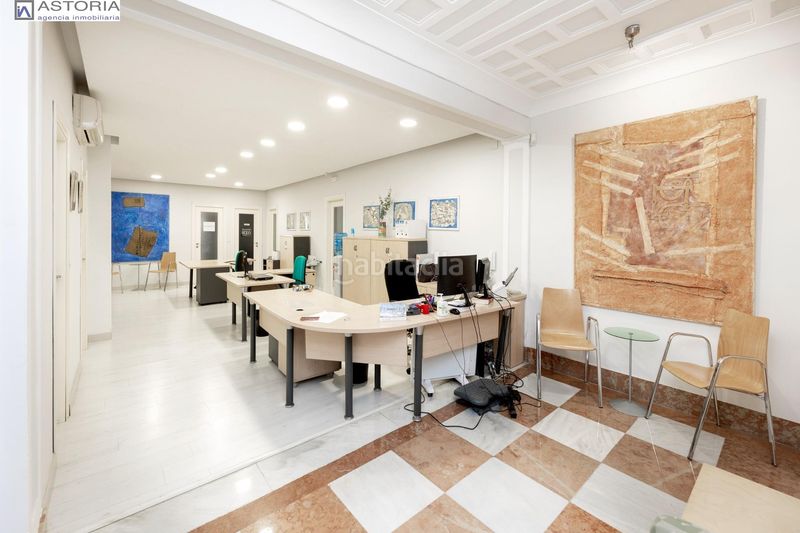 Foto 1720475a-3008-4431-b310-f747e2694f8c. Piso gran vivienda en plaza los campos 7 habitaciones en Granada