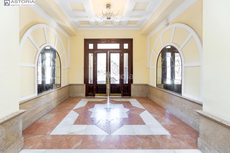 Foto 81e1e4f9-c198-4891-b748-97c8d38ff810. Piso gran vivienda en plaza los campos 7 habitaciones en Granada